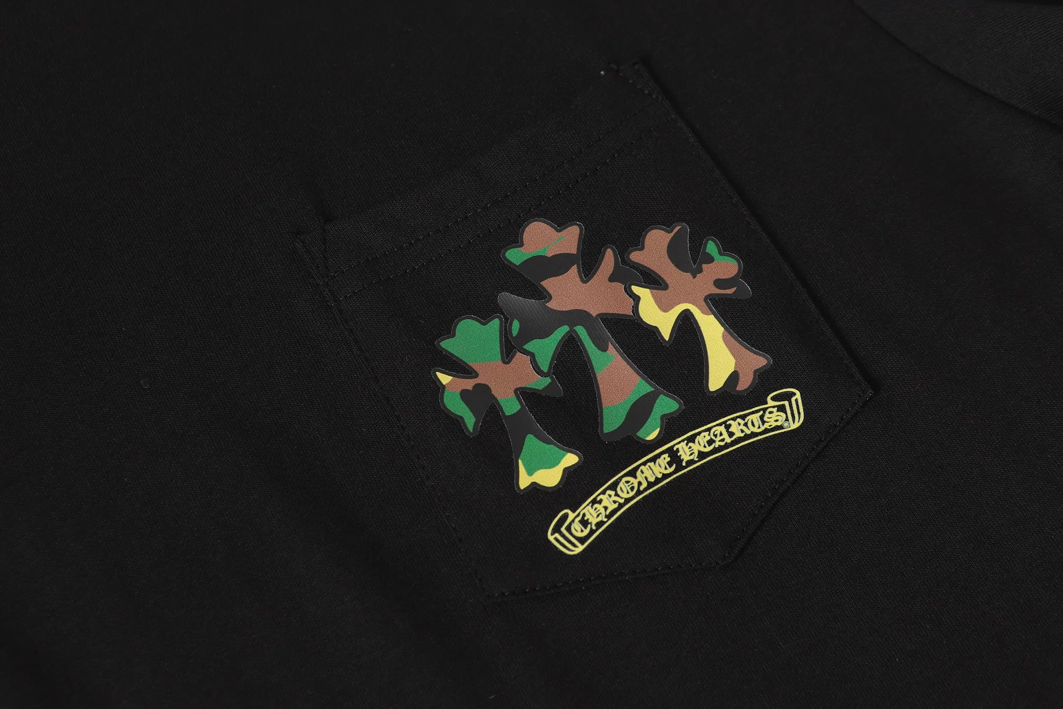 P160 Cross-border running quantity model, please do not place an order if you pursue quality - Chrome Hearts/Chrome Hearts green military flower Sanskrit horseshoe print popular short-sleeved T-shirt - High weight, high density and high quality, soft, delicate and skin-friendly wool, soft and silky to the touch, excellent warmth and skin-friendly properties - Custom-woven and custom-dyed, no color difference, no matter the fabric or workmanship details, beat the ordinary version on the market -Colour: black white -Size: S M L XL